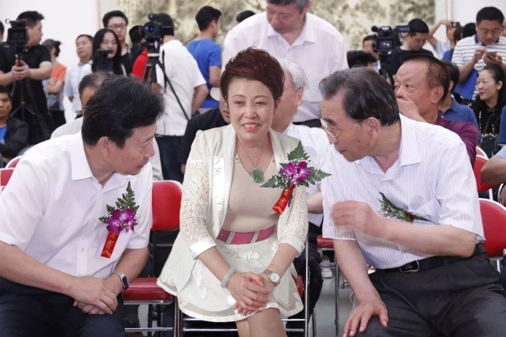 田秀珍在画展开幕式中于嘉宾亲切交谈