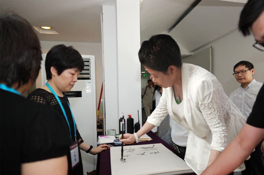 不忘初心田秀珍书画展签名现场