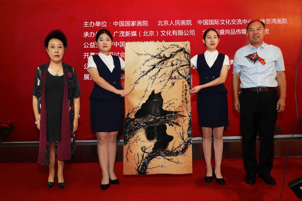 不忘初心田秀珍国画黑猫攀梅图展示